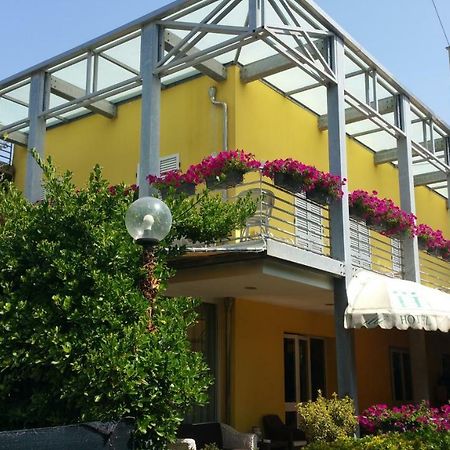 Hotel Illi Марина-ди-Масса Экстерьер фото